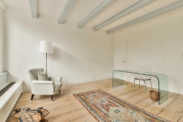 Chambre spacieuse avec bureau en verre et canapé