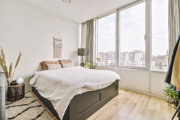 Chambre spacieuse avec différents espaces