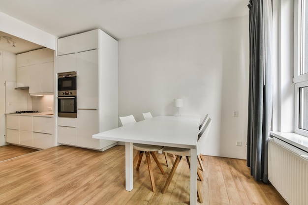 Chambre spacieuse avec divers espaces