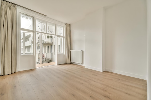 Une chambre spacieuse et lumineuse avec accès à un balcon