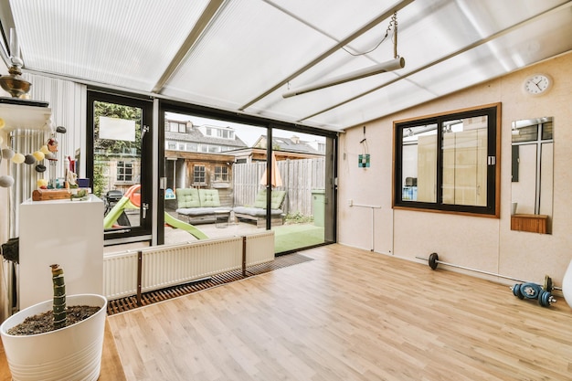 Chambre spacieuse et lumineuse avec équipement sportif et porte donnant sur la cour