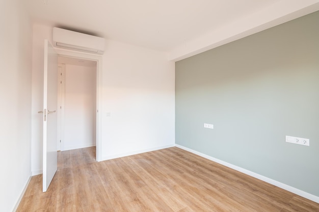 Chambre spacieuse et lumineuse avec parquet une porte ouverte de la chambre menant à un couloir avec