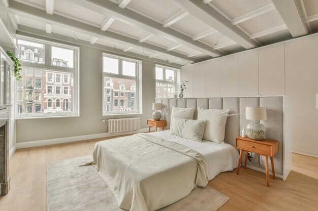 Chambre spacieuse et lumineuse avec tables de chevet vintage et armoires