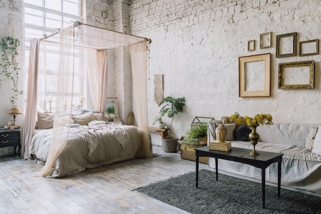 Chambre de style bohémien avec lit et canapé confortable