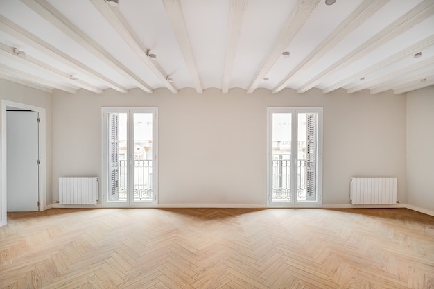 Chambre vide et propre dans un appartement rénové avec parquet et deux balcons intérieur immobilier lumineux