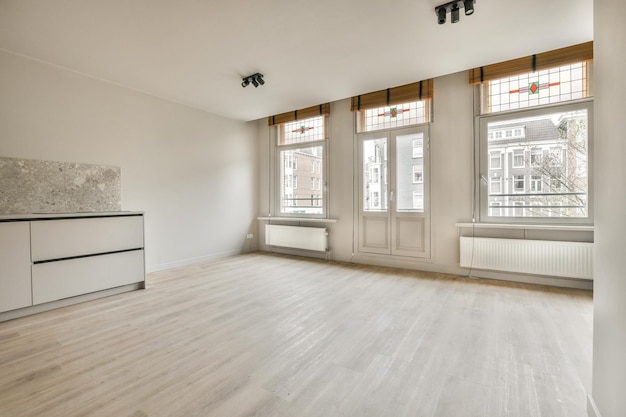 Chambre vide avec radiateur de fenêtre et parquet