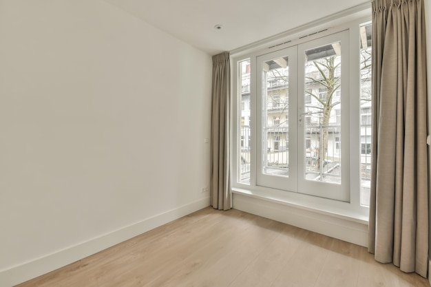 Une chambre vide spacieuse aux couleurs vives avec une grande fenêtre dans un appartement confortable