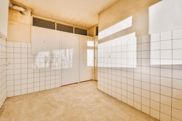 Une chambre vide spacieuse avec des carreaux blancs sur les murs dans une maison confortable