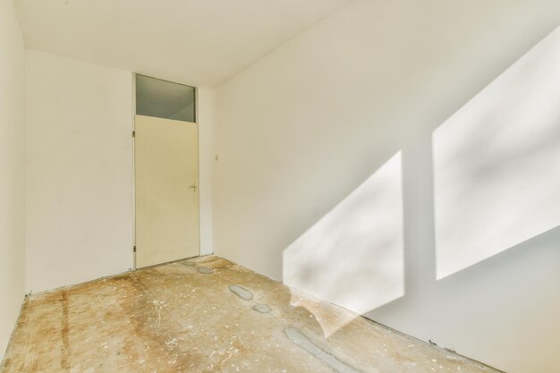 Photo chambre vide spacieuse avec fenêtre et radiateur