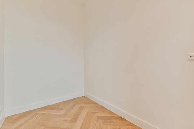 Chambre vide spacieuse avec parquet en blanc dans une maison moderne