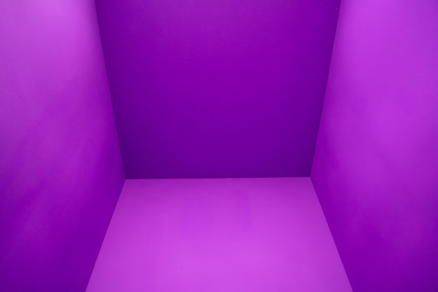 Photo chambre violette avec un mur rectangle et un sol dans des nuances de violet