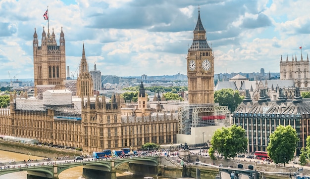 Chambres du Parlement et Big Ben à Londres avec nuageux en arrière-plan