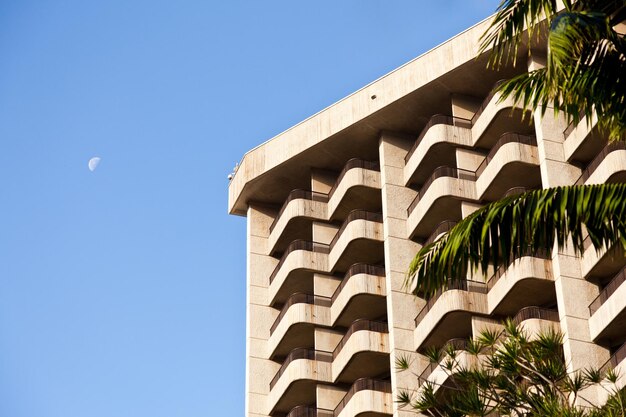 Chambres géométriques dans la façade de l'hôtel