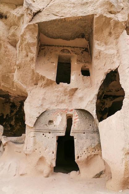 Chambres sculptées dans la vallée de Zelve en Cappadoce