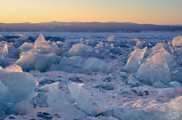 Champ de buttes de glace sur le lac Baïkal gelé