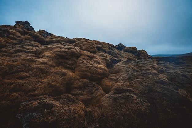 Champ de cendres volcaniques et de lave en Islande.