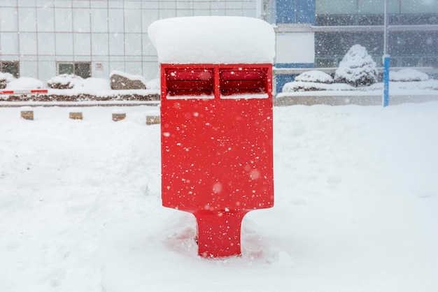 Champ couvert de neige pendant l'hiver