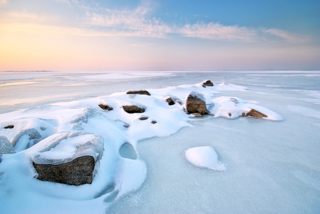 Champ couvert de paysage de neige et de glace