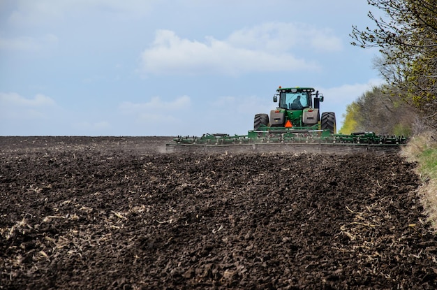 Champ de culture du tracteur