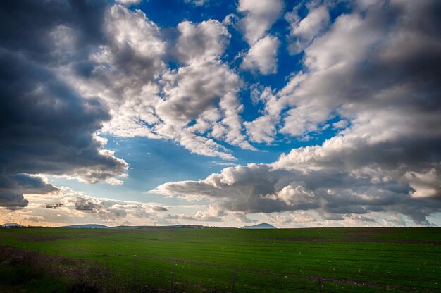 Champ désertique sous un ciel dramatique