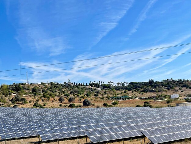 Champ d'énergie solaire à l'Algarve Portugal panneaux solaires dans le champ