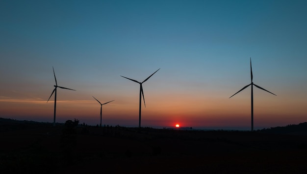 Champ d'éoliennes au beau fond de ciel coucher de soleil énergie renouvelable