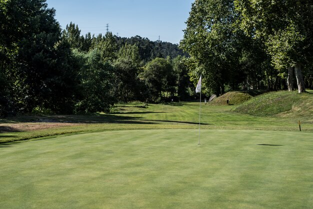 Champ de golf vide pré