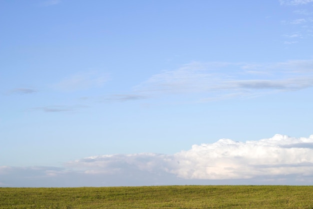 champ d'herbe de la campagne et ciel bleu du soir avec des nuages