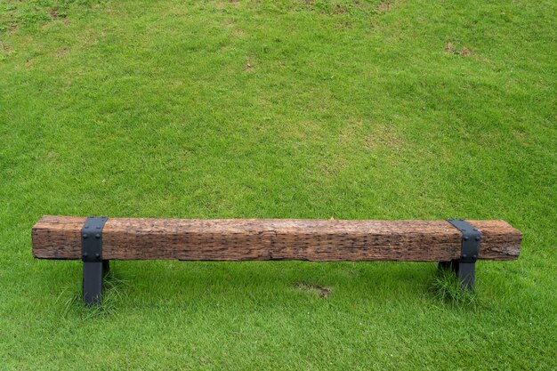 Champ d'herbe verte avec vieux banc en bois