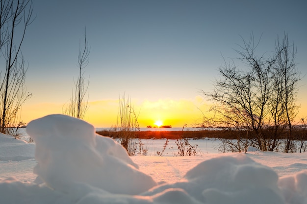 Champ d'hiver avec de la neige dans le pays