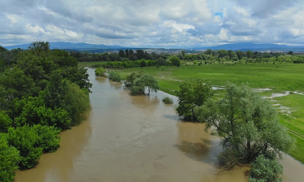 Champ inondé avec ferme après une forte tempête de pluies