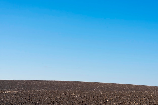 Champ labouré et ciel bleu en arrière-plan