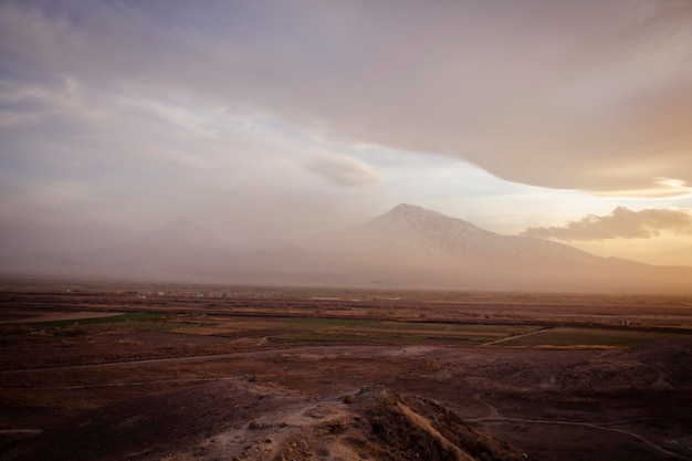 Champ et Mont Ararat le soir