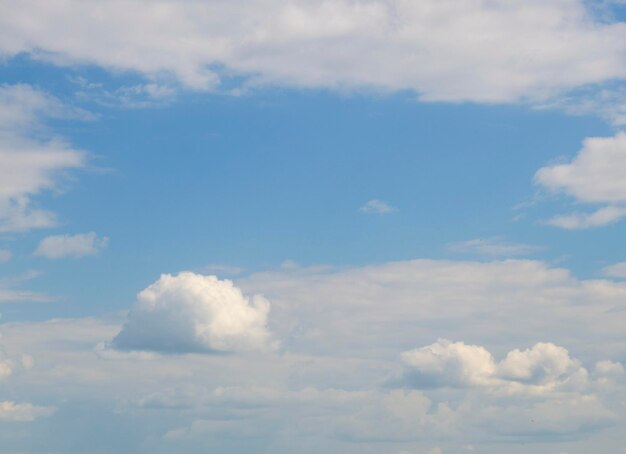 Champ de nuages dans un ciel bleu profond