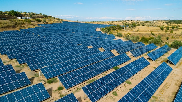 Champ de panneaux solaires en Espagne. Concept d'énergie renouvelable verte renouvelable