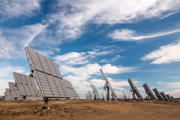 Champ de panneaux solaires photovoltaïques collectant de l&#39;énergie.