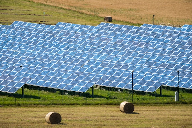 Champ de panneaux solaires