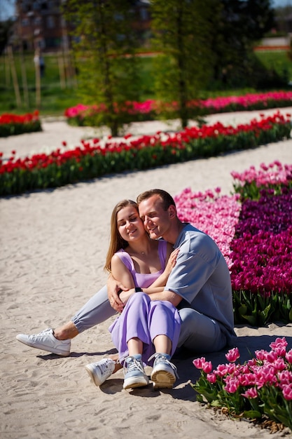 Champ de tulipes aux Pays-Bas Champs de tulipes colorés dans le Flevoland Noordoostpolder Holland Vues printanières néerlandaises aux Pays-Bas couple homme et femme d'âge moyen dans un champ de fleurs