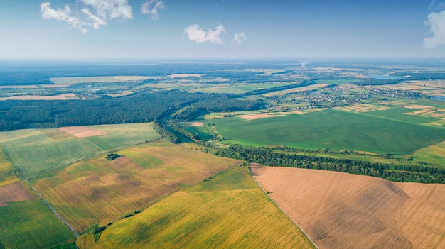 Le champ vert est au coucher du soleil avec le drone