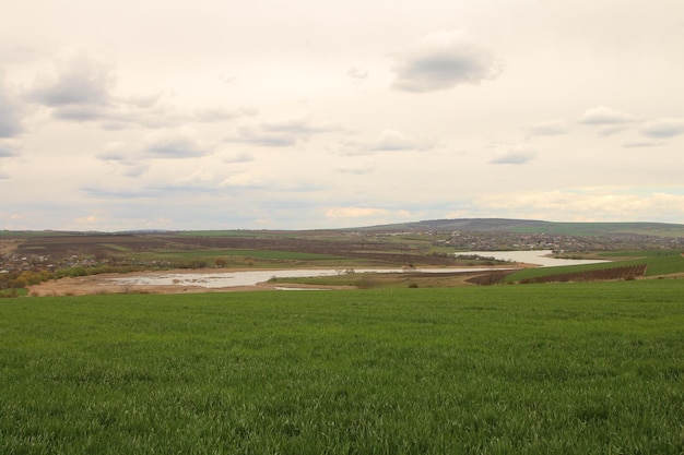 un champ avec une vue sur la vallée