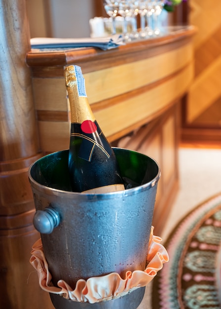 Champagne bouteille de boisson dans un seau à glace