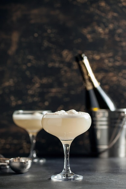 Champagne cocktail alcoolisé avec glace