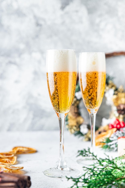 champagne dans des verres transparents boisson pétillante cocktail de vacances Vin blanc dessert sucré