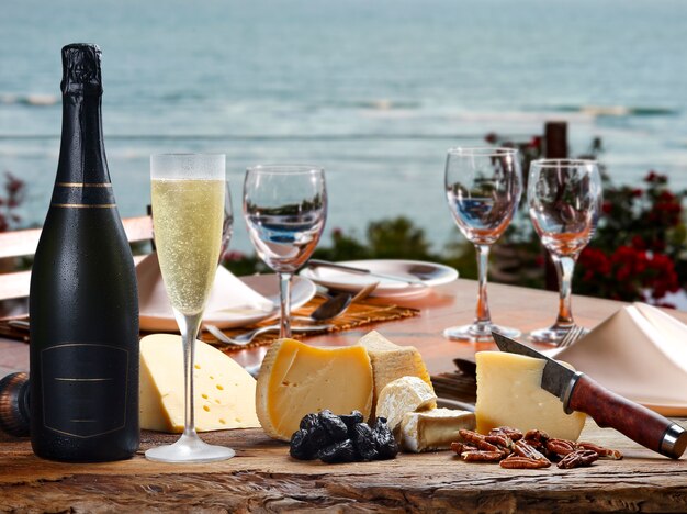 Champagne avec fromages spéciaux sur la plage