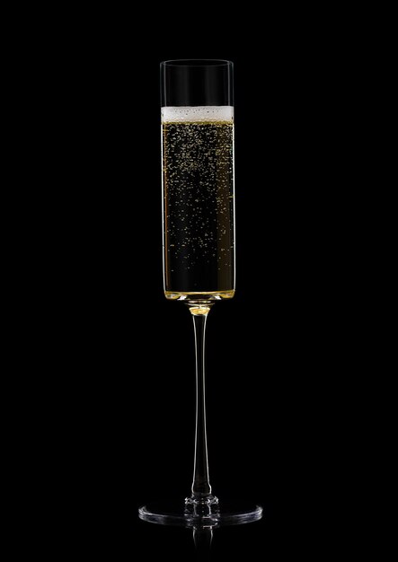 Champagne jaune doré dans un verre de cristal fin avec des bulles sur noir