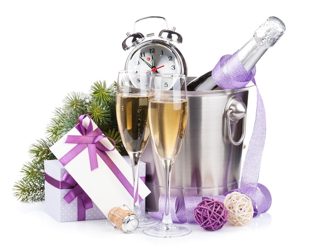 Photo champagne de noël avec réveil en seau et coffret cadeau. isolé sur fond blanc