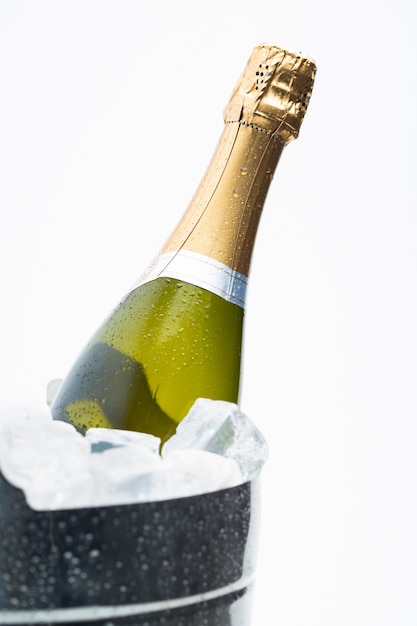 Champagne de refroidissement dans un seau à glace