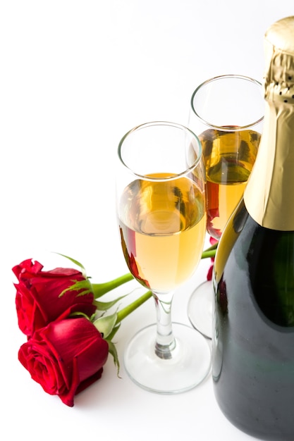 Champagne et roses sur fond blanc