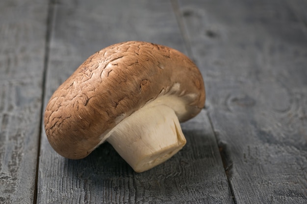 Champagne Royal fraîchement coupé sur une table en bois noir. La nourriture végétarienne. Champignons cultivés artificiellement.