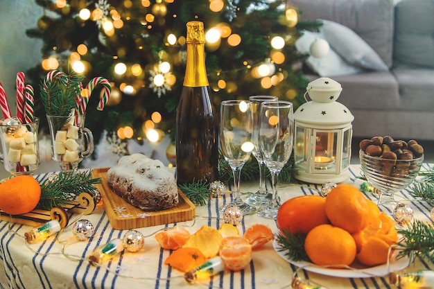 Champagne sur la table de Noël Mise au point sélective